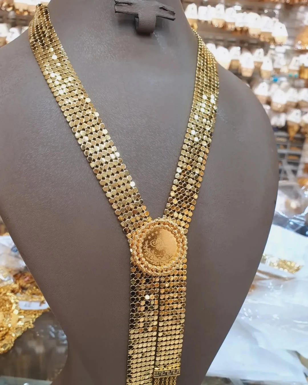 شيلان مطليه بمآء الذهب