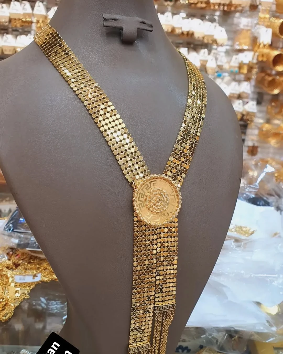 شيلان مطليه بمآء الذهب