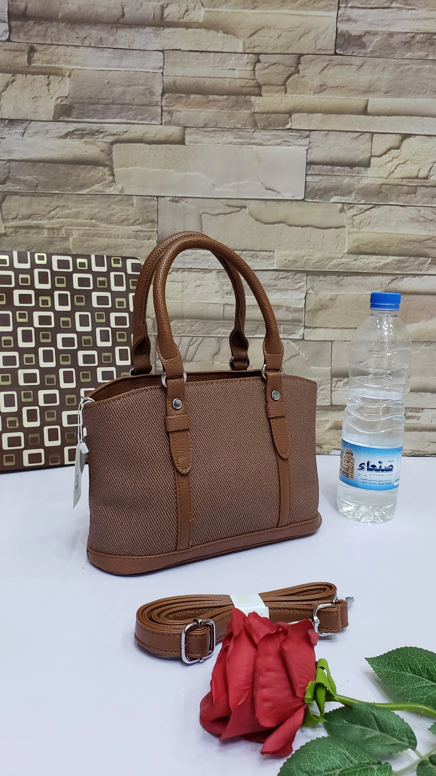 حقيبة يد نسائية جلد بني بتصميم كلاسيكي أنيق