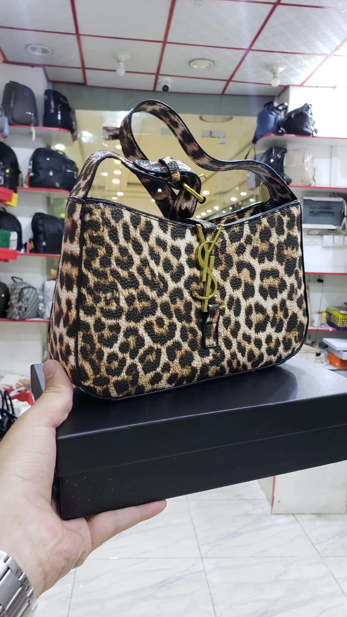 حقيبة يد YSL بتصميم فاخر