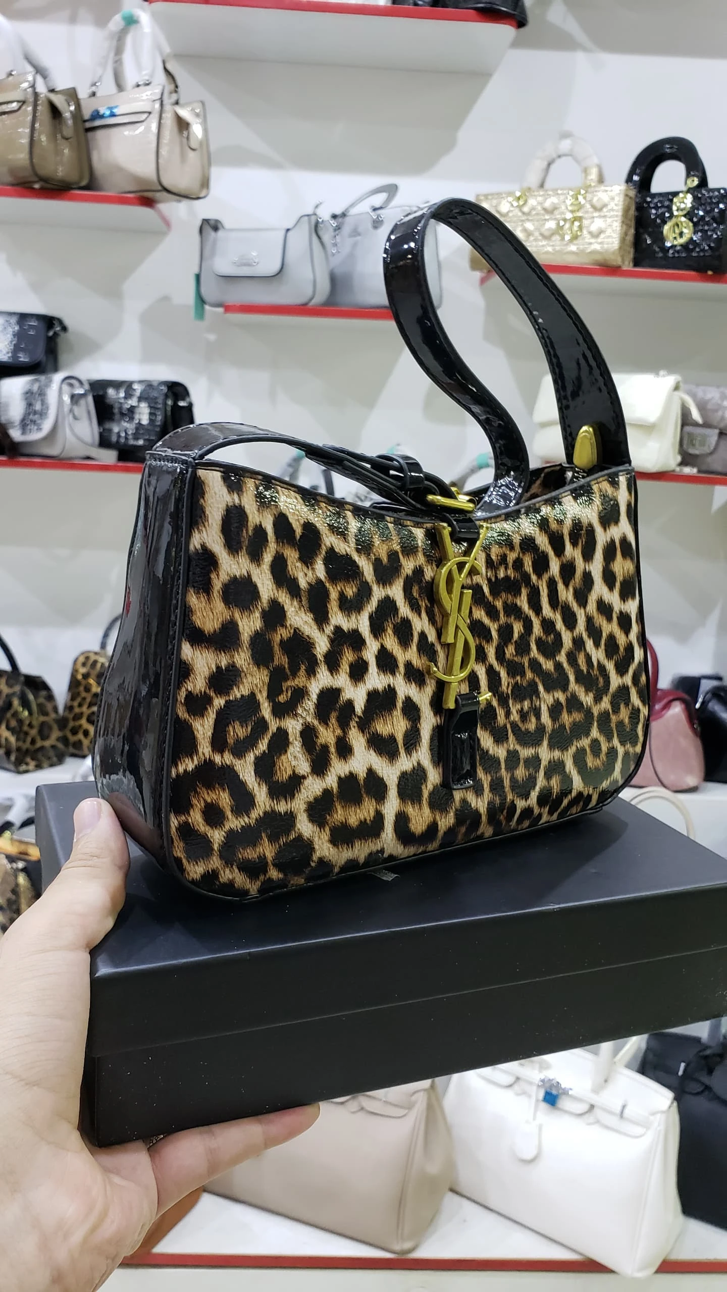 حقيبة YSL لامعة