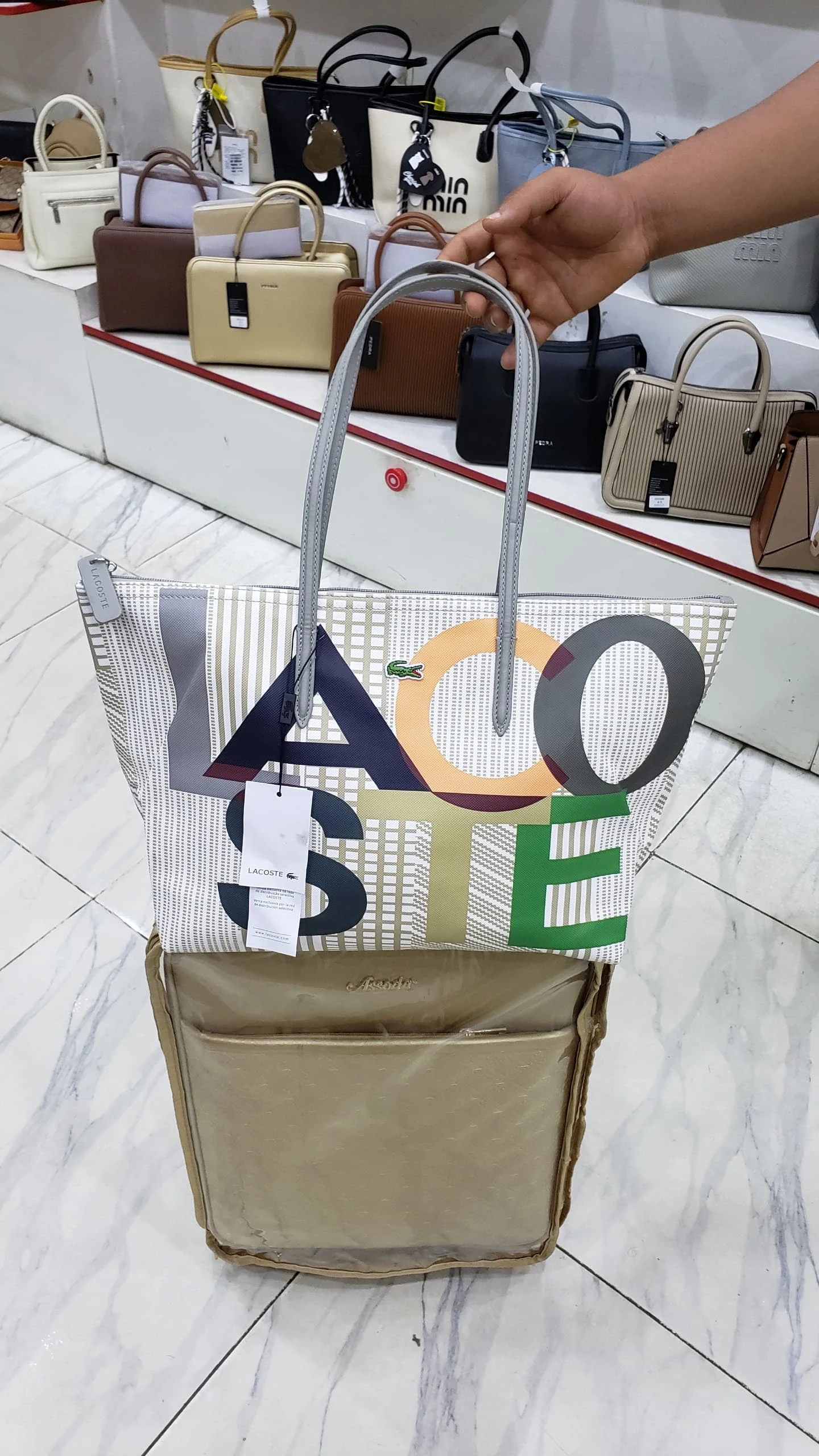 حقيبة يد لاكوست – تصاميم متنوعة وألوان جذابة