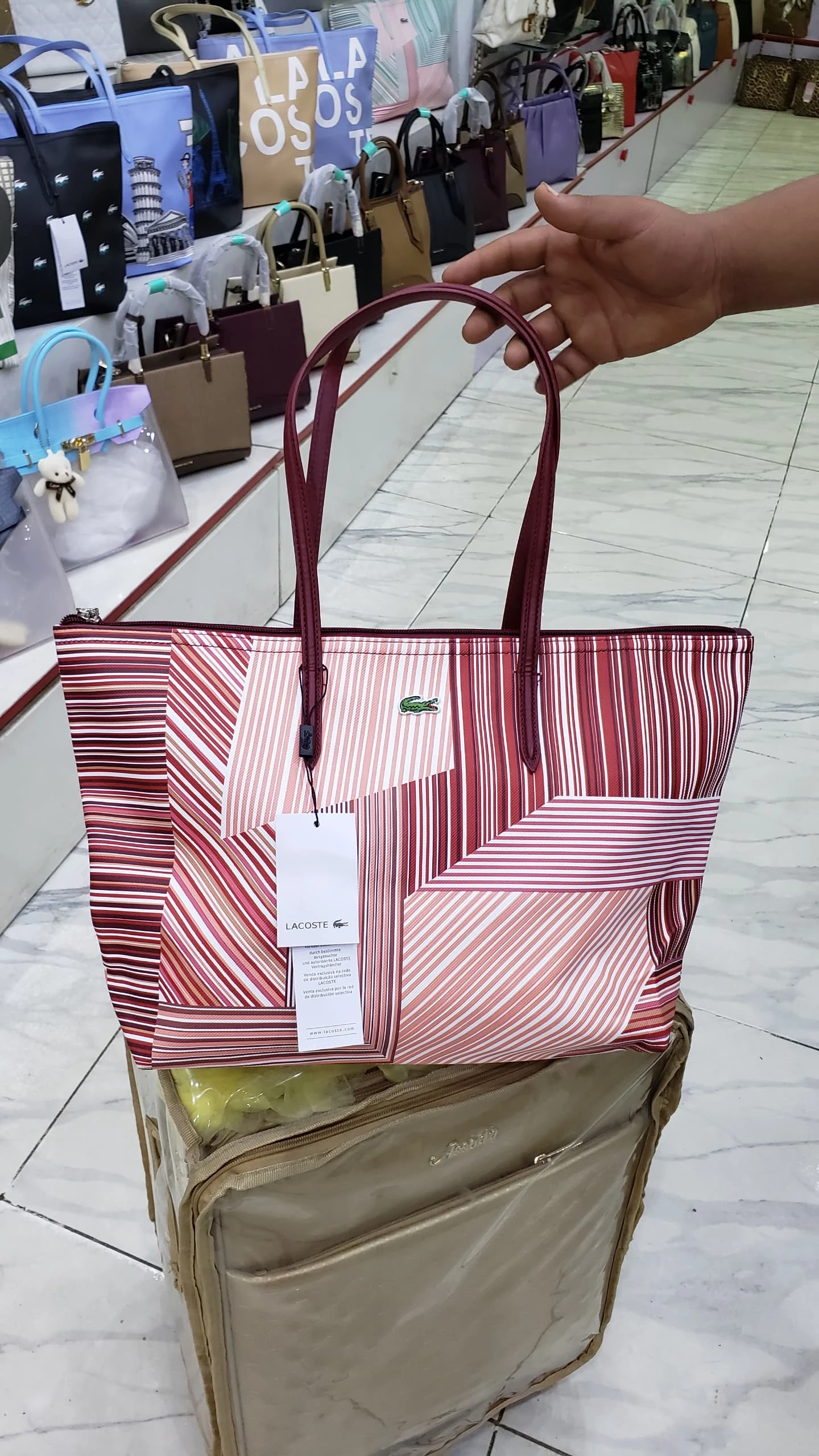 حقيبة يد لاكوست – تصاميم متنوعة وألوان جذابة