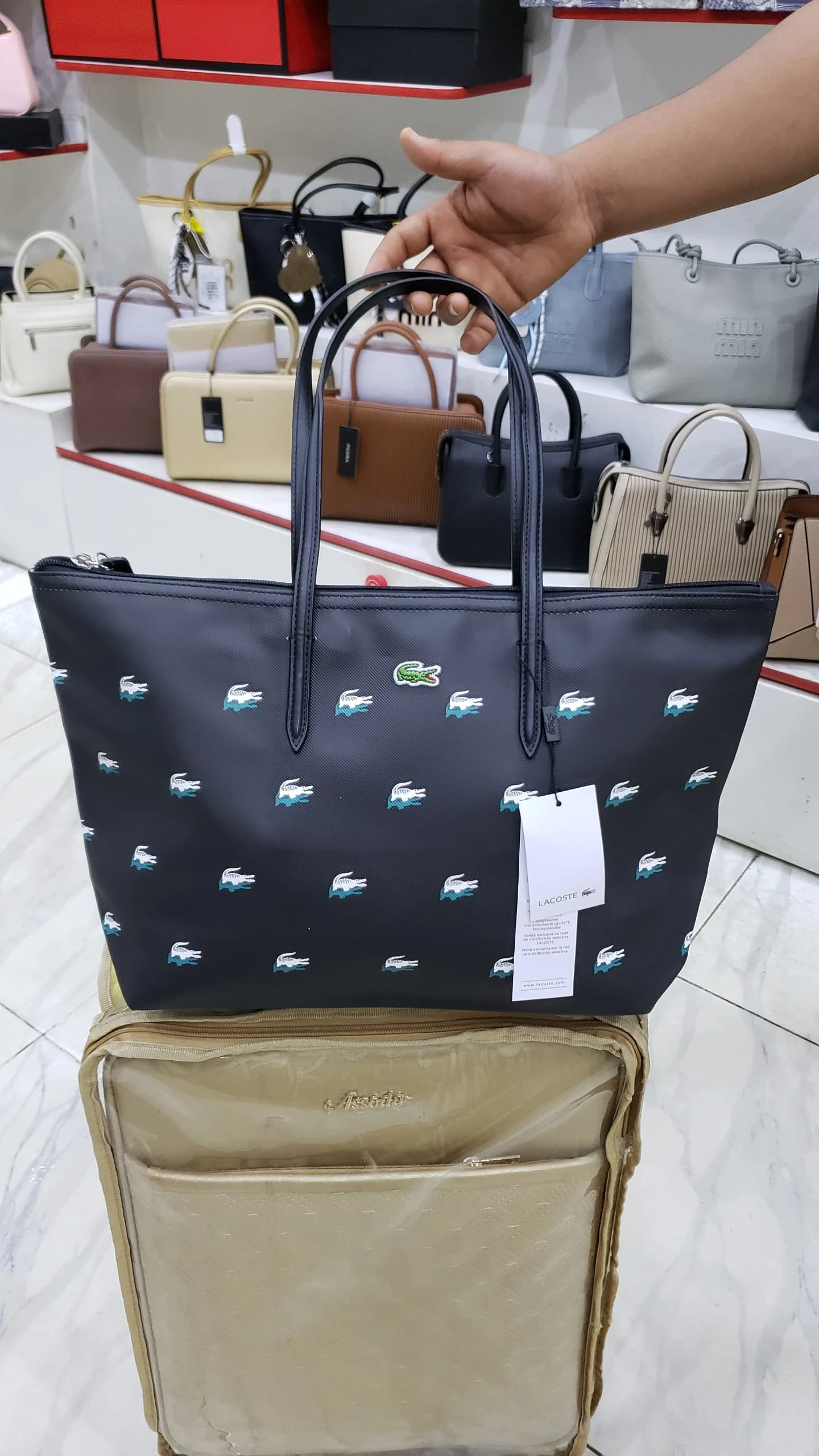 حقيبة يد لاكوست – تصاميم متنوعة وألوان جذابة