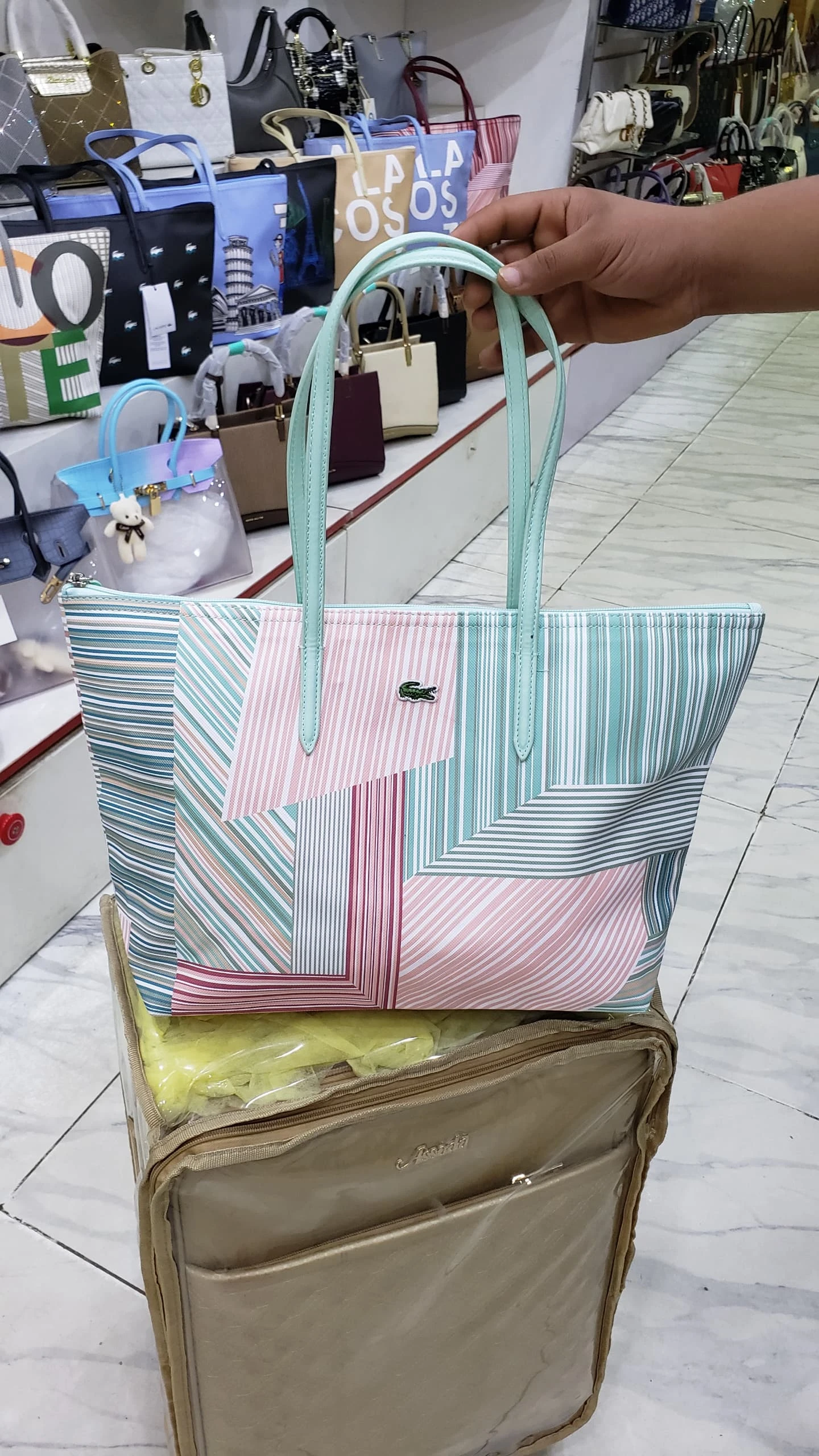 حقيبة يد لاكوست – تصاميم متنوعة وألوان جذابة