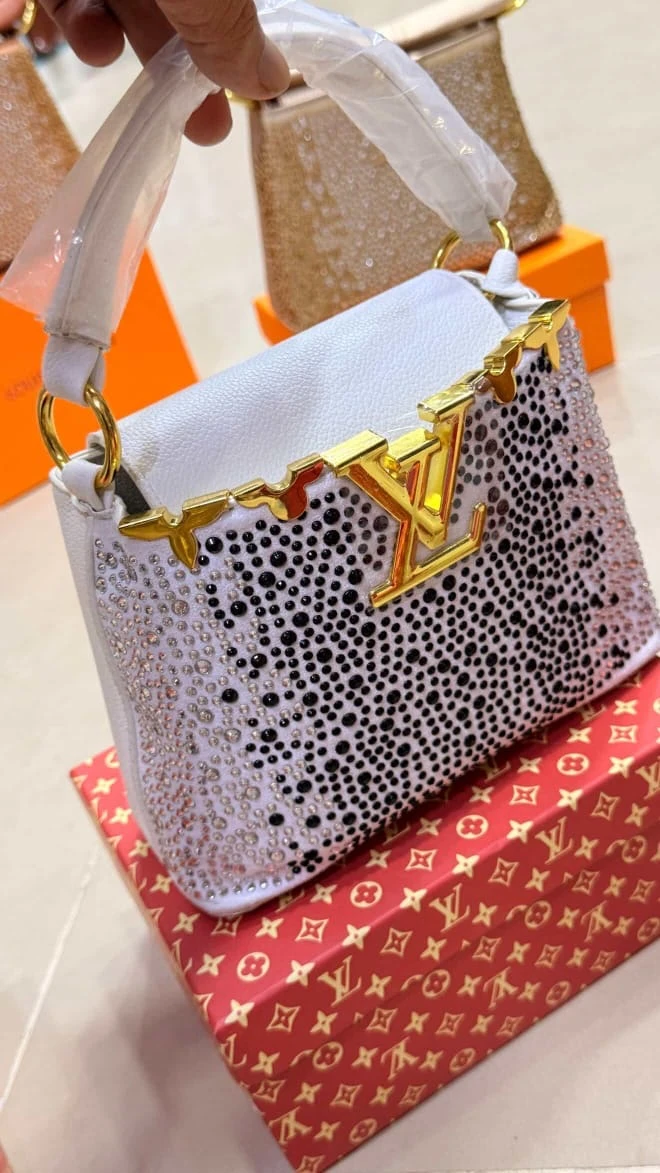 Louis Vuitton  شنطه