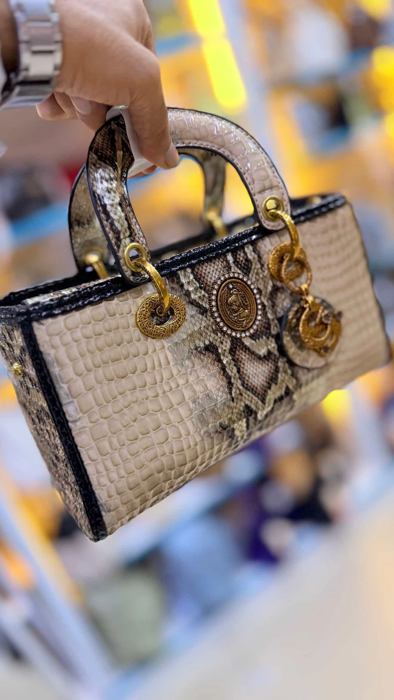 حقيبة جلد ثعبان فاخرة