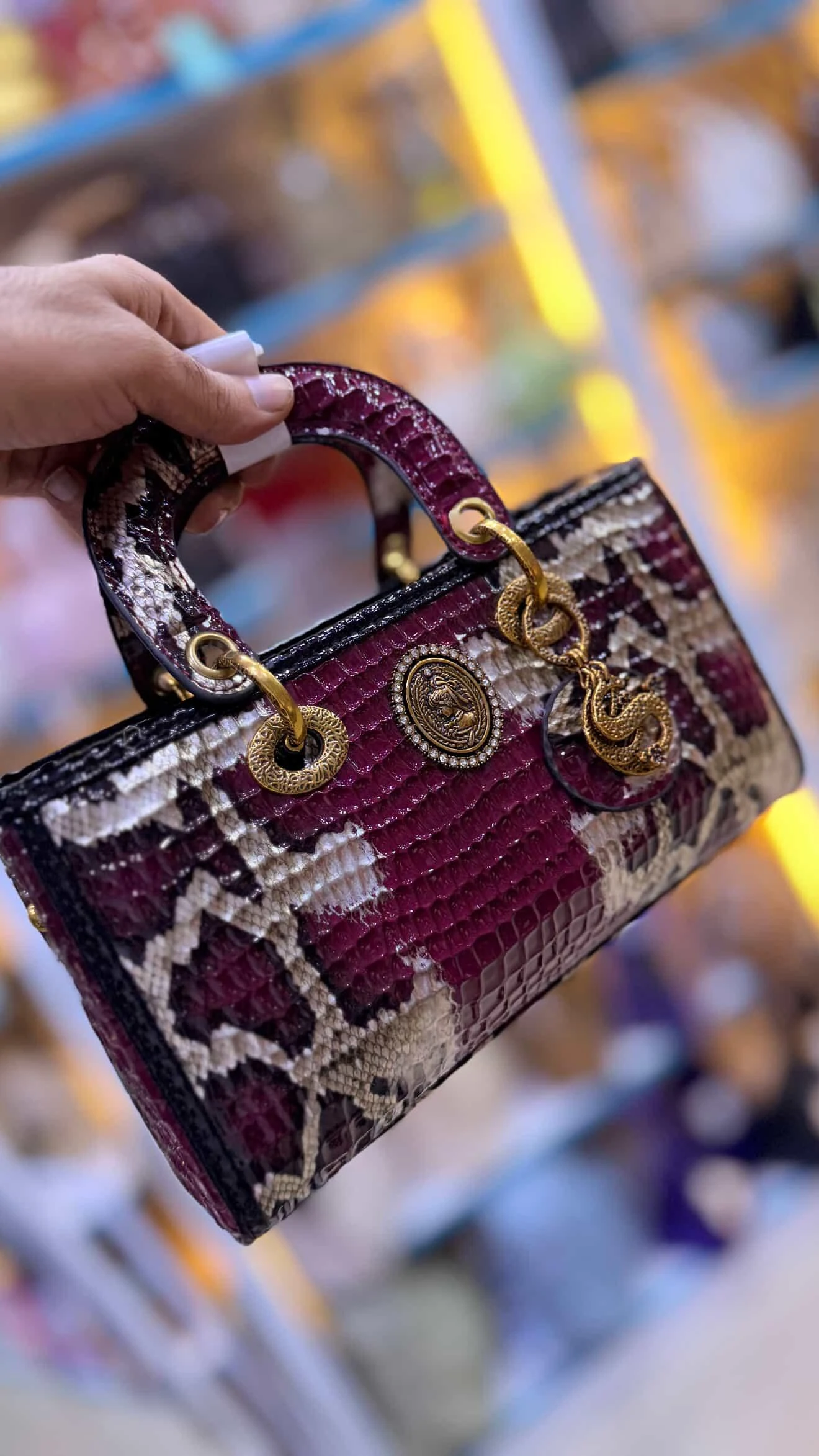 حقيبة جلد ثعبان فاخرة