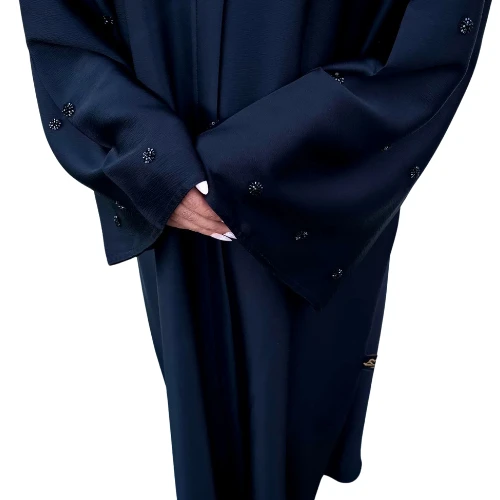 العباية الملكية بتطريز الخرز الأسود