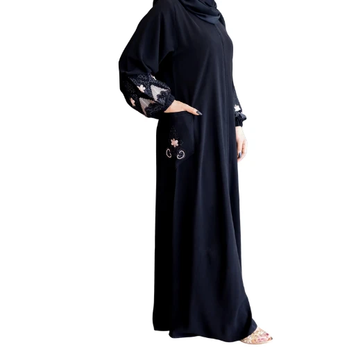 عباية تطريز وردي كلاسيكية بكم منفوش وجيوب مطرزة