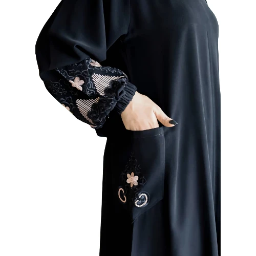 عباية تطريز وردي كلاسيكية بكم منفوش وجيوب مطرزة