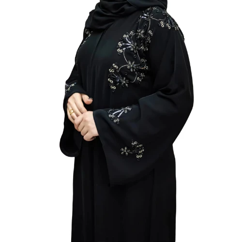 عباية تطريز فاخر بنقشات لامعة وإطلالة ملكية