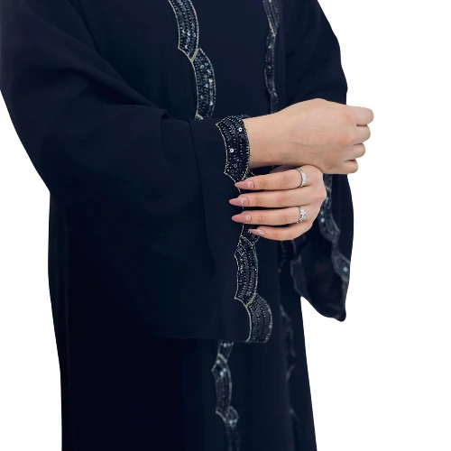 عباية الأناقة المموجة بالتطريز الأسود
