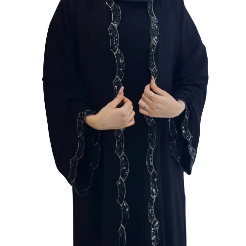 عباية الأناقة المموجة بالتطريز الأسود
