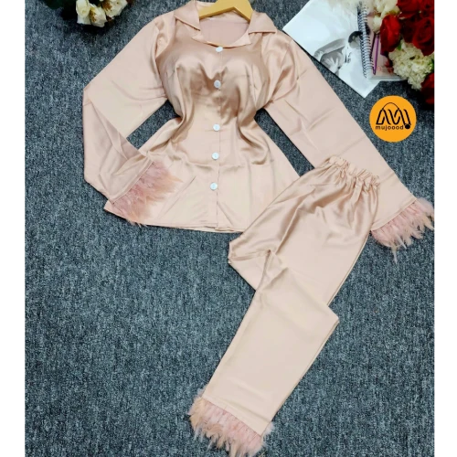 طقم بجائم حرير نسائي عرائسي قطعتين – قميص كم طويل مع ريش وبنطال راقي