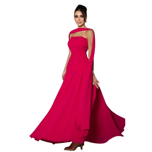 فستان سهرة أنيق بتصميم انسيابي وشال طويل