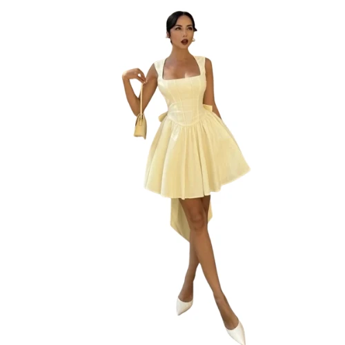 فستان أنثوي قصير بتصميم انسيابي فاخر