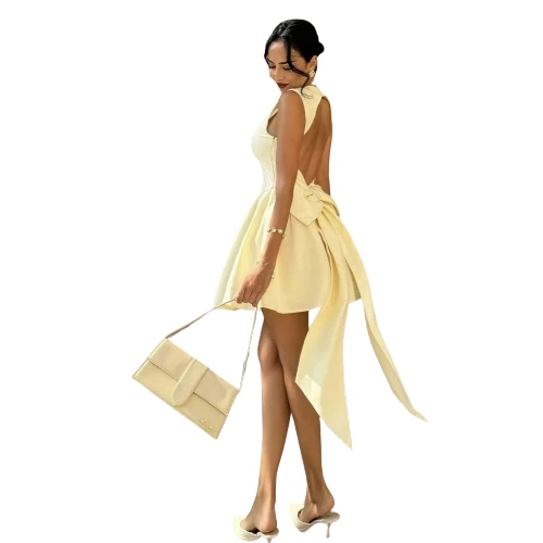 فستان أنثوي قصير بتصميم انسيابي فاخر