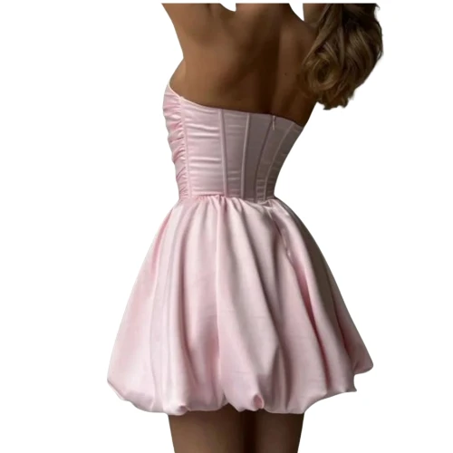 فستان حرير قصير بتصميم أنثوي ناعم