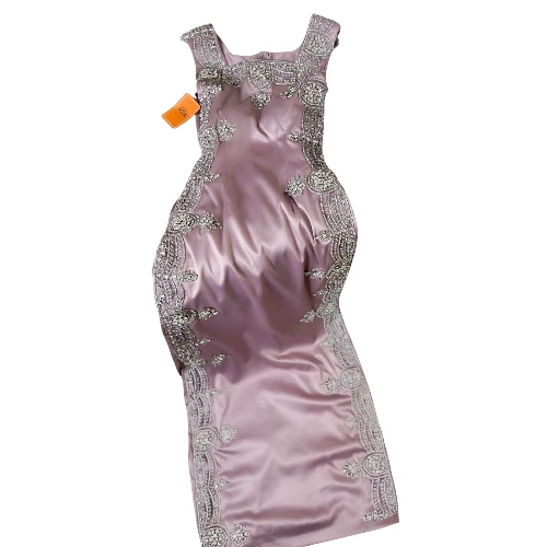 فستان حرير مطرز بكريستال زركون مع شال شيفون