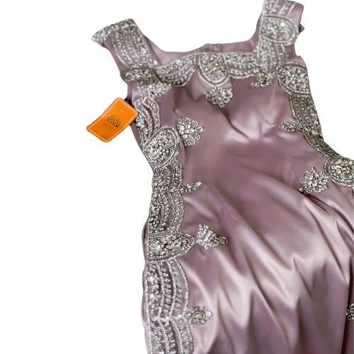 فستان حرير مطرز بكريستال زركون مع شال شيفون