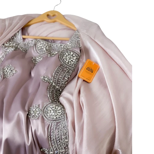 فستان حرير مطرز بكريستال زركون مع شال شيفون