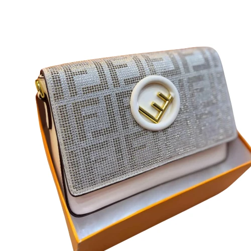 شنطة كروس نسائية أنيقة بتصميم عصري