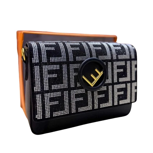 شنطة كروس نسائية أنيقة بتصميم عصري